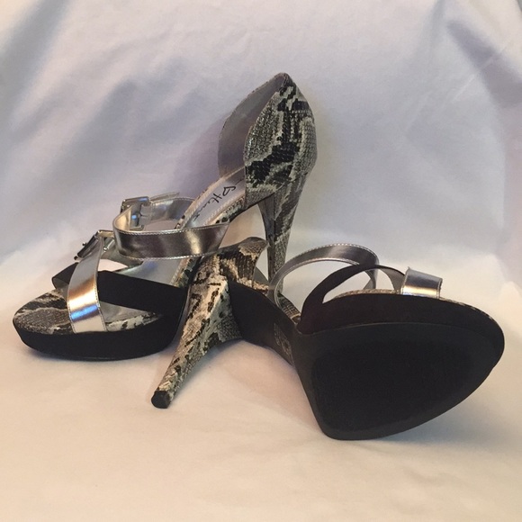 Velvet Heart 💕Women's Oriana High Heels Platforms - Picture 3 of 8